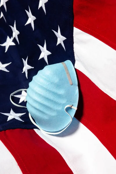 Lélegeztető Maszk Közelítése Usa Zászlóval Háttérben Függőlegesen — Stock Fotó