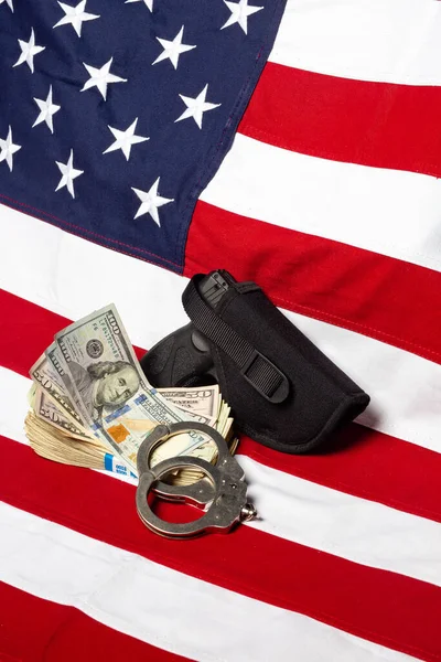 Silah Tabanca Kılıfı Kelepçeler Para Amerikan Bayrağının Önünde Dikey — Stok fotoğraf