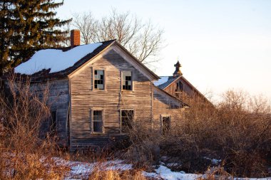 Wisconsin 'de eski terk edilmiş ev ve ahır kışın