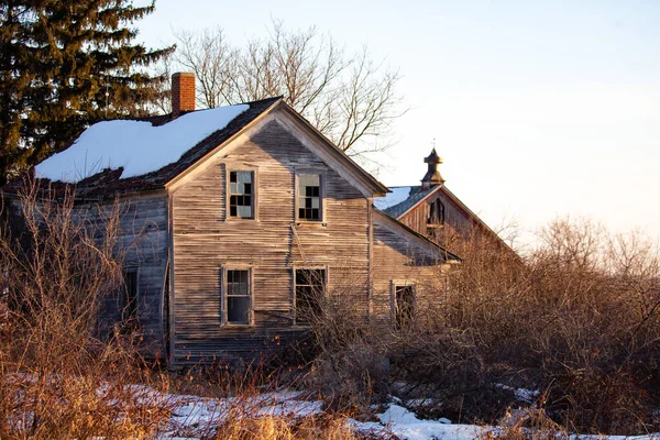 威斯康星州冬季废弃的旧房屋和谷仓 — 图库照片
