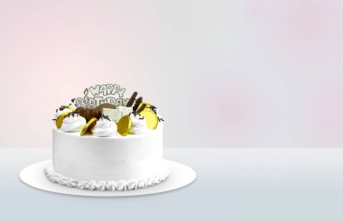 Işıklı arka planda güzel bir doğum günü pastası 