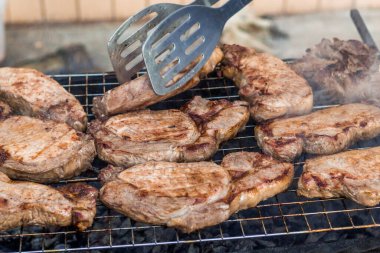 Kömürde et pişirmek için ızgaranın ızgarasında