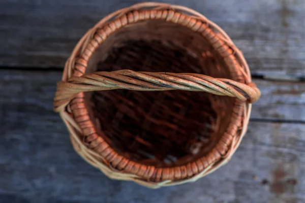 Dos Cestas Mimbre Sobre Fondo Madera Una Pequeña Otra Grande —  Fotos de Stock