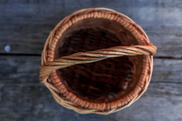 Dos Cestas Mimbre Sobre Fondo Madera Una Pequeña Otra Grande —  Fotos de Stock