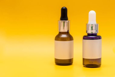 Serum, temel yağlar ya da kahverengi cam şişedeki sıvı kolajen, pipetli, turuncu geri gradlı, boş etiketli, kopyalanmış