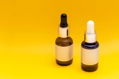 Serum, temel yağlar ya da kahverengi cam şişedeki sıvı kolajen, pipetli, turuncu geri gradlı, boş etiketli, kopyalanmış