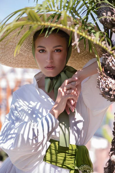  Portre romantizmi, klasik şapkalı güzel bir kızın güzel bir kızın portresi.