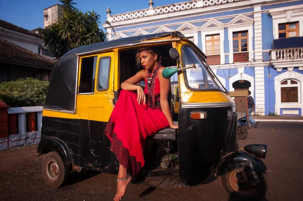 Chica Centro Ciudad India Vestido Rojo Posando Fondo Auto Rickshaw — Foto de Stock