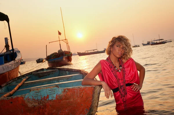 Chica Vestido Brillante Mar Entre Los Barcos — Foto de Stock