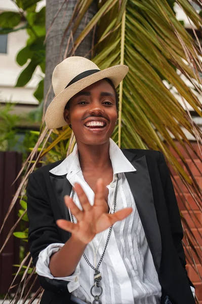 Erkek kılığına girmiş, Küba tarzı bıyıklı Afrikalı bir kız.