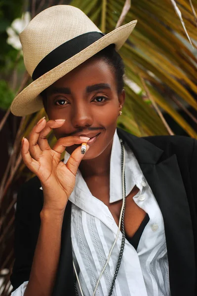 Erkek kılığına girmiş, Küba tarzı bıyıklı Afrikalı bir kız.