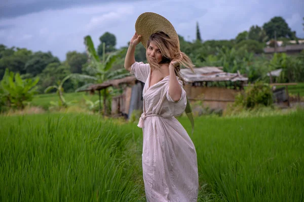 Gülümseyen sevimli romantik kız büyük şapkalı romantik kız büyük şapkalı, pirinç tarlalarında