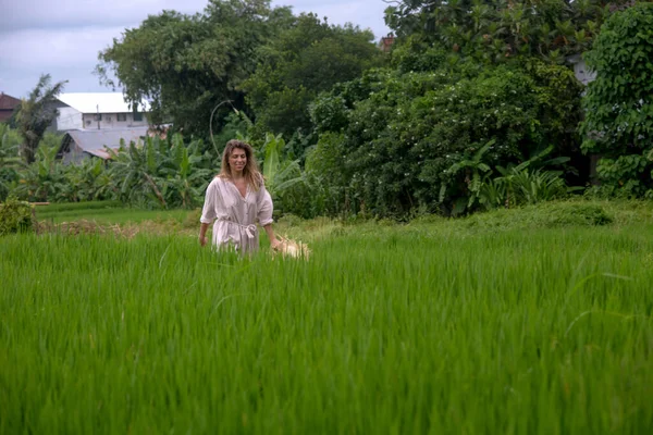 Gülümseyen sevimli romantik kız büyük şapkalı romantik kız büyük şapkalı, pirinç tarlalarında