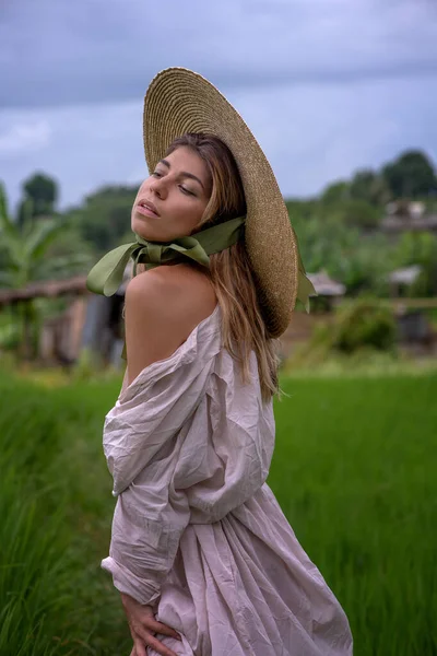 Gülümseyen sevimli romantik kız büyük şapkalı romantik kız büyük şapkalı, pirinç tarlalarında