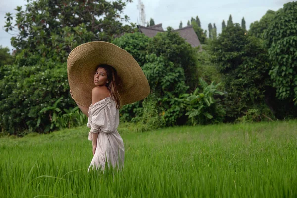 Gülümseyen sevimli romantik kız büyük şapkalı romantik kız büyük şapkalı, pirinç tarlalarında