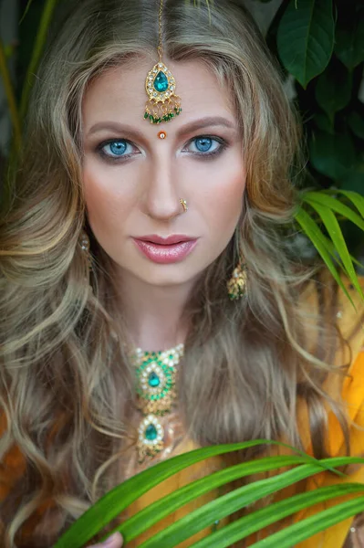 Beleza Europeia Menina Loira Saree Amarelo Indiano — Fotografia de Stock