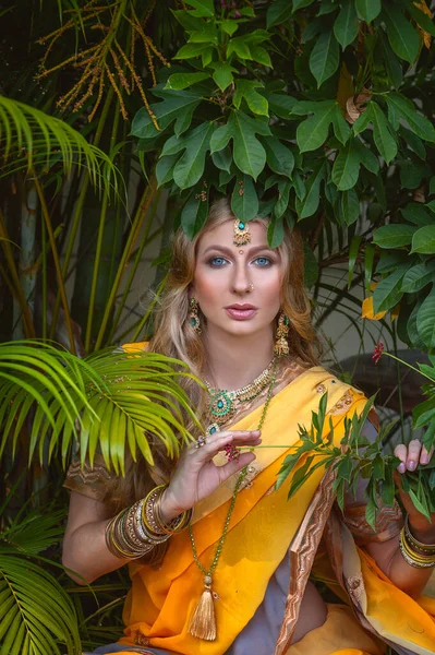 Beleza Europeia Menina Loira Saree Amarelo Indiano — Fotografia de Stock