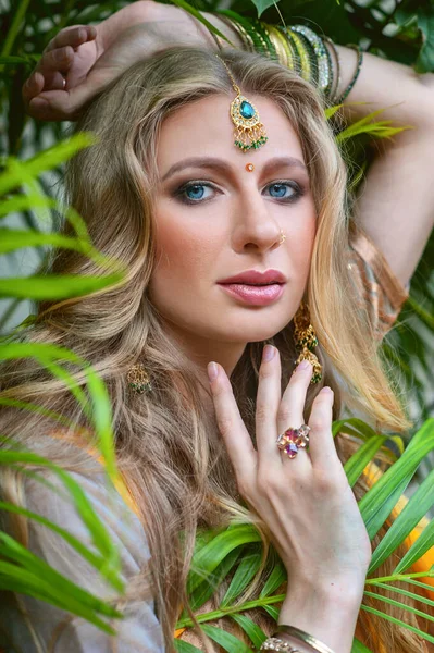 Schönheit Europäisch Blond Mädchen Indischen Gelben Saree — Stockfoto