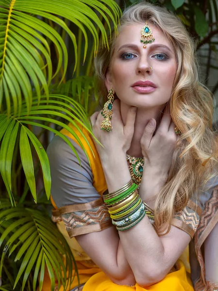 Hint sarısı sarili güzel Avrupalı sarışın kız