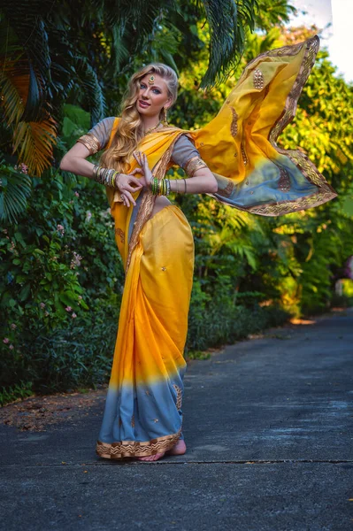 Hint sarısı sarili güzel Avrupalı sarışın kız