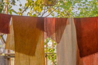 Sahici bir ev, Balili bir villa, terastaki kumaşları kurutmak için doğal bir dekor.