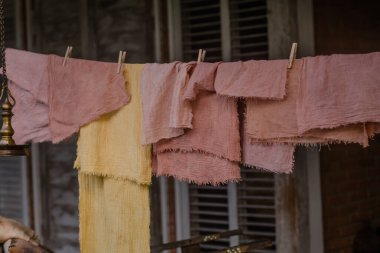 Sahici bir ev, Balili bir villa, terastaki kumaşları kurutmak için doğal bir dekor.