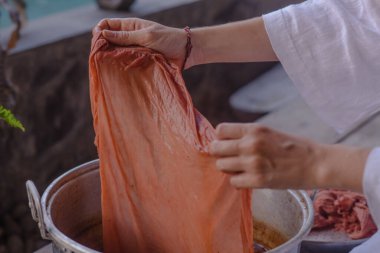 Doğal boyalardan yapılmış el boyaları.