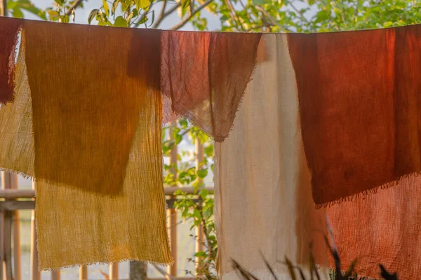 Sahici bir ev, Balili bir villa, terastaki kumaşları kurutmak için doğal bir dekor.