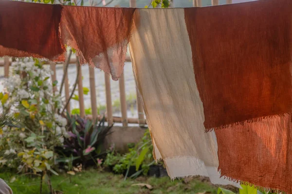 Sahici bir ev, Balili bir villa, terastaki kumaşları kurutmak için doğal bir dekor.