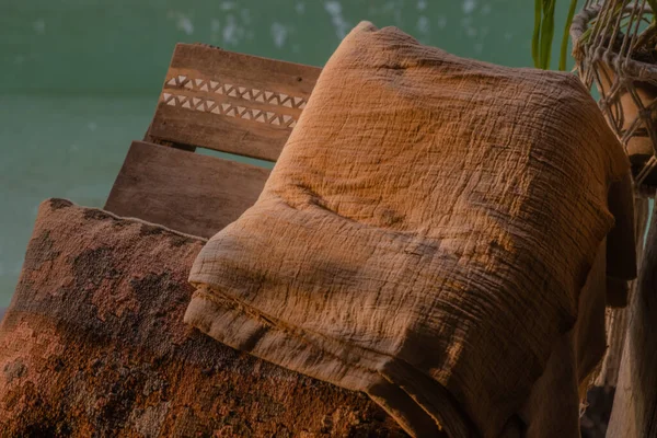 Sahici bir ev, Balili bir villa, terastaki kumaşları kurutmak için doğal bir dekor.