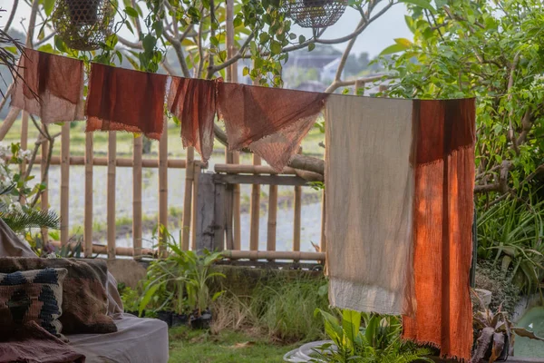 Sahici bir ev, Balili bir villa, terastaki kumaşları kurutmak için doğal bir dekor.