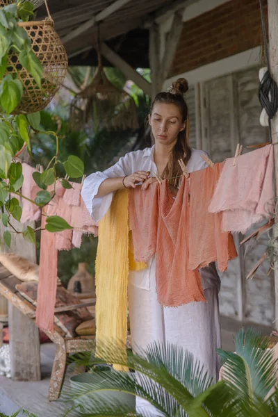 Sahici bir ev, Balili bir villa, terastaki kumaşları kurutmak için doğal bir dekor.