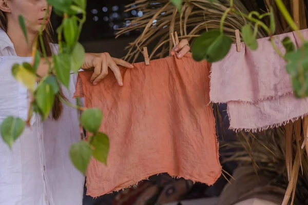 Sahici bir ev, Balili bir villa, terastaki kumaşları kurutmak için doğal bir dekor.