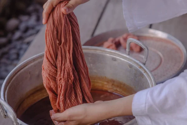 Doğal boyalardan yapılmış el boyaları.