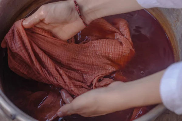 Doğal boyalardan yapılmış el boyaları.