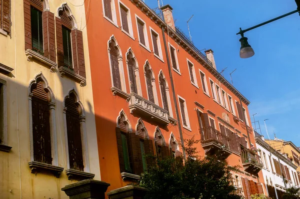 Janelas Brilhantes Portas Persianas Velha Veneza — Fotografia de Stock