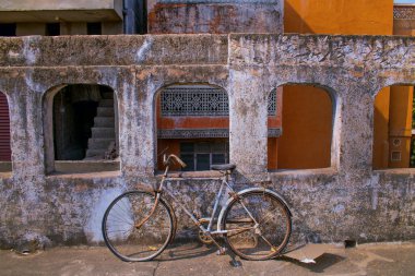 Jaipur sokaklarında eski bir bisiklet. Jaipur, Rajasthan, Hindistan