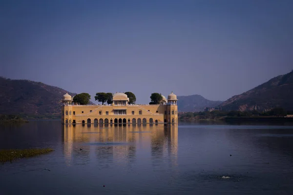 Man Sagar Gölü 'ndeki Su Sarayı (Jal Mahal). Jaipur, Rajasthan, Hindistan. XVIII. Yüzyıl. Jal Mahal Sarayı