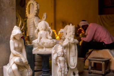 Jaipur, Rajasthan, Hindistan 'daki dükkanlarda heykeller.