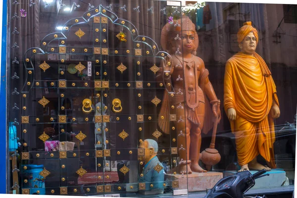 Jaipur, Rajasthan, Hindistan 'daki dükkanlarda heykeller.