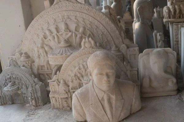 Jaipur, Rajasthan, Hindistan 'daki dükkanlarda heykeller.