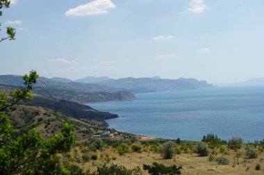 Dağın arka planındaki deniz kıyısı.