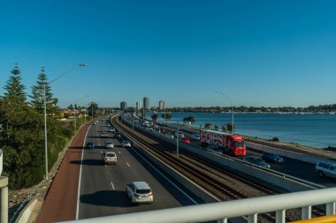 Perth, Avustralya 'da otoyoldan geçen arabalar.