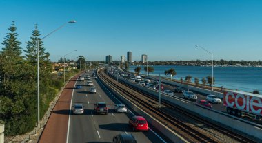 Perth, Avustralya 'da otoyoldan geçen arabalar.