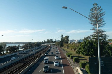 Perth, Avustralya 'da otoyoldan geçen arabalar.