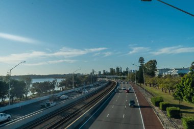 Perth, Avustralya 'da otoyoldan geçen arabalar.