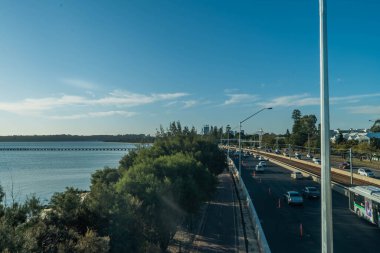 Perth, Avustralya 'da otoyoldan geçen arabalar.