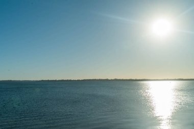 Perth, Avustralya: Güneşli bir günde kuğu nehrinin deniz manzarası