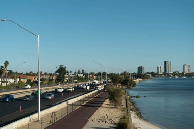 Perth, Avustralya 'da otoyoldan geçen arabalar.