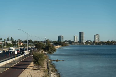 Perth, Avustralya 'da otoyoldan geçen arabalar.